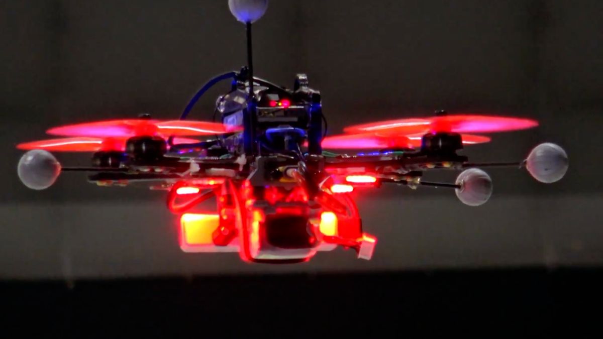 Chytrý dron v závodu poprvé porazil člověka. Pomáhat má i při katastrofách